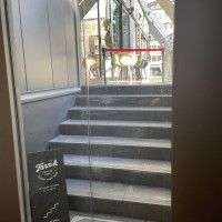 友人控室は1階のカフェなのでここから入れるそう