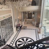 ロビーの上の階に結婚式の相談用の部屋があります