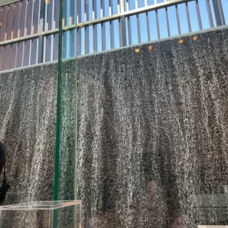 壁一面に水が流れており綺麗です