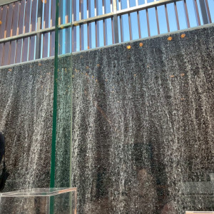 壁一面に水が流れており綺麗です|723448さんの松山モノリスの写真(2480843)