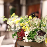披露宴の卓上の花（生花と造花のミックス）