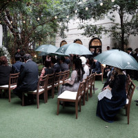 挙式開始ギリギリまで雨が降り、傘をさしてお待ちいただきました