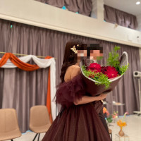 新郎から新婦へサプライズの花束