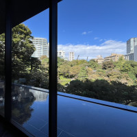 ロビーの大きなガラス張りの空間