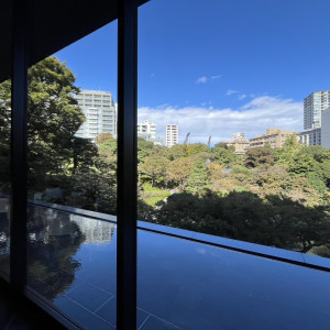 ロビーの大きなガラス張りの空間|723774さんの八芳園の写真(2570513)