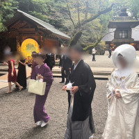 挙式会場の本殿までの道のりは、神秘的な雰囲気で素敵でした。