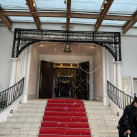 室内は青、外は赤と印象がすごく変わります。