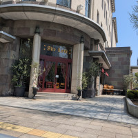 建物外観と前の通りの様子