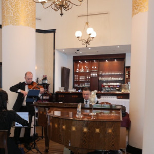 ピアノとバイオリンとチェロの生演奏|723871さんのアルテリーベ横浜本店の写真(2444920)