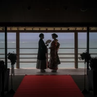 窓を全開にして海が見える素敵な式場、披露宴も同じお部屋で。