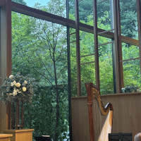 少し雨が降ってる日のチャペルの様子です。