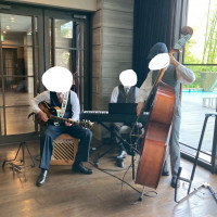 式が始まるまでの間、生演奏の演出をしていただけました。