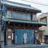 暖簾がかかっていて、大正時代の雰囲気漂う外観です。