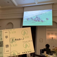 持ち込みで動画を作成し、競馬の演出を行いました