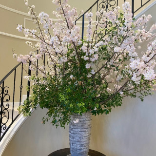 エントランスはいつも季節のお花がきれいです。