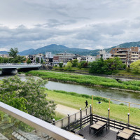 テラスからは鴨川が望めます