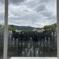 チャペルの背景に噴水があります