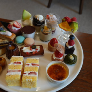 披露宴後、新郎新婦は控え室でゆっくり料理をいただきました。