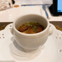 とき色ひら茸と鶏のコンソメ フォアグラ添え