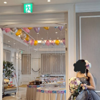 ドアを開けるとビュッフェの準備がされてる感じになってました。