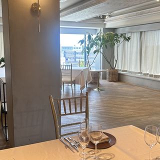 モダンシンプルな椅子とテーブル