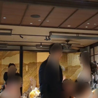 披露宴会場に金の屏風が飾ってありました