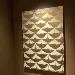 会場 入り口 壁