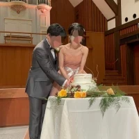 衣装チェンジ後、パイプオルガン前でケーキ入刀
