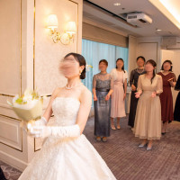 雨のため室内でブーケトス