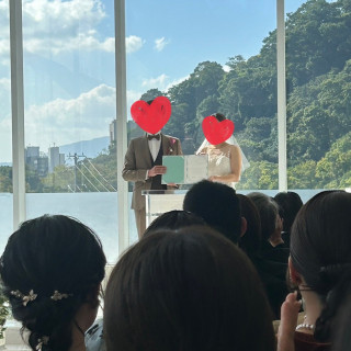 結婚証明書を披露しています。