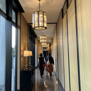 エントランスから受付まで|724984さんのストリングスホテル 名古屋の写真(2576304)