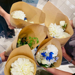 披露宴後、高砂のお花をゲストに配布しました。