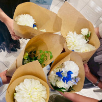 披露宴後、高砂のお花をゲストに配布しました。