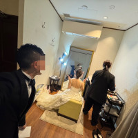 新婦の着替え部屋はカーテンが敷かれ直前までドレスは内緒に