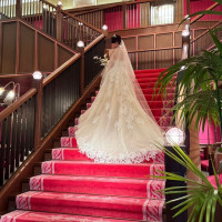 大階段は新婦のドレスの美しさを撮影するのにうってつけの場所