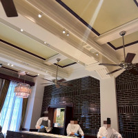披露宴会場隣すぐにキッチンがあり、熱々の料理を提供