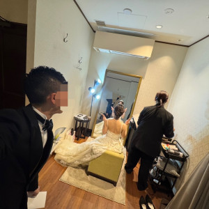 新婦の着替え部屋はカーテンが敷かれ直前までドレスは内緒に|725010さんのTHE CONDER HOUSE（ザ・コンダーハウス）の写真(2450115)