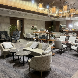 ゲストにウェルカムドリンクとフードがあります。