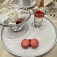 デザートはソースを入れて食べます