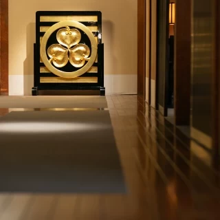 廊下も屏風などがあり作り込まれています