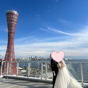 挙式後のフラワーシャー時、テラスにて|725534さんのノートルダム神戸/FIVESTAR WEDDINGの写真(2291310)