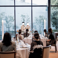 新郎新婦後ろの大きな窓、噴水が見える。