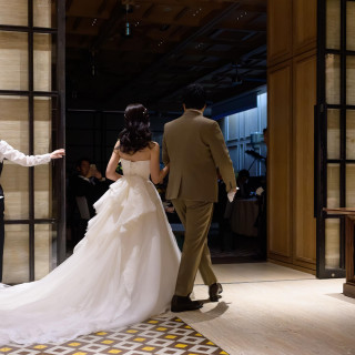 ガラスの扉なので横から歩いて登場