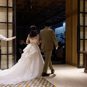 ガラスの扉なので横から歩いて登場|725649さんのTHE TENDER HOUSE（ザ テンダーハウス）の写真(2557225)