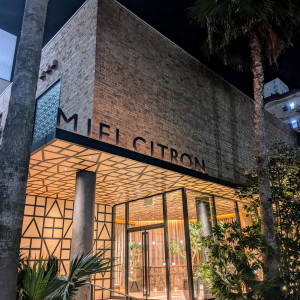 背の高い緑で囲まれたお洒落な建物です。|725658さんのMiel Citron（ミエルシトロン）●BRASSグループの写真(2292400)