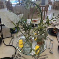 ミラーは花屋さん、間接照明は持ち込み