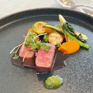 お肉料理は、新郎新婦それぞれ異なる味付けでした。