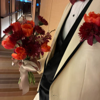 タキシードとブーケ(ホテル廊下)