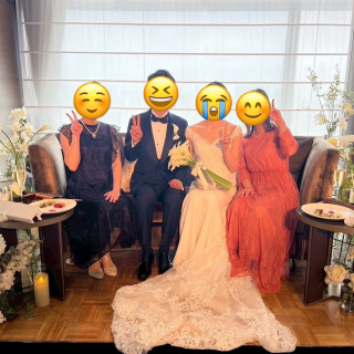 友人との記念撮影。ソファなので一緒に座って撮影できます。