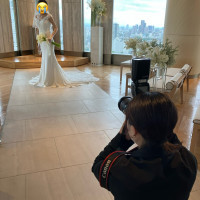 挙式の前に撮影してもらえます。部屋でも撮影してもらえます。